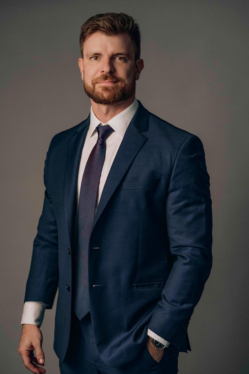 Dr. Alessandro Almeida - Especialista em DBS